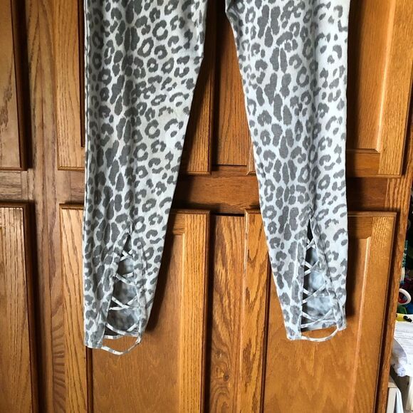 NWT Chaser Quadrablend Mob Wife Lace Up Back Leggings Animal Print Gray - M - Picture 8 of 11